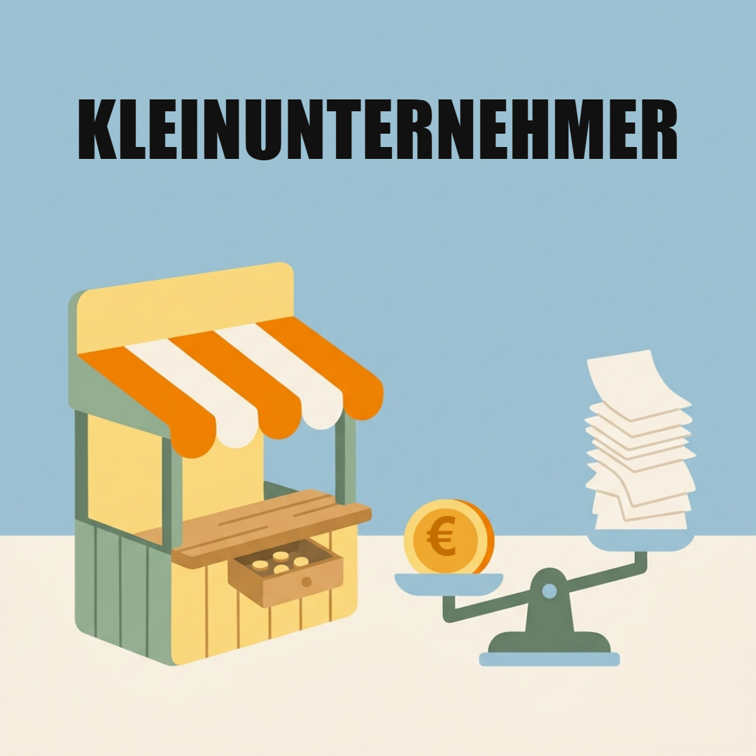 Ein kleiner Marktstand mit orange-weiß gestreifter Markise und offener Kassenlade, daneben eine Waage, auf der eine Euromünze schwerer wiegt als ein Stapel leerer Belege, oben das Wort Kleinunternehmer